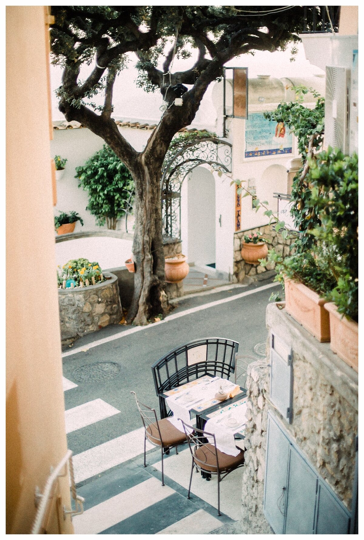 Positano-Amalfi-Coast-Vintage-Car-Vespa-Photographer-Couple_0164