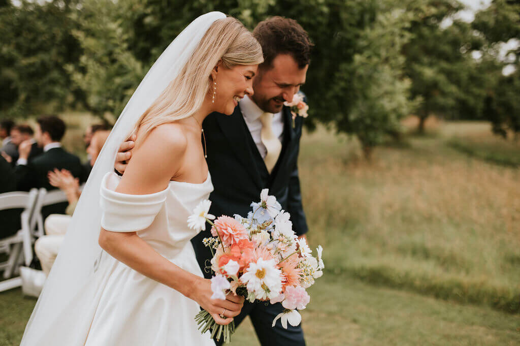 Issy-and-Bella-Floral-Design-Wedding-Florist-Herefordshire-Broadfield-Court-j&N67