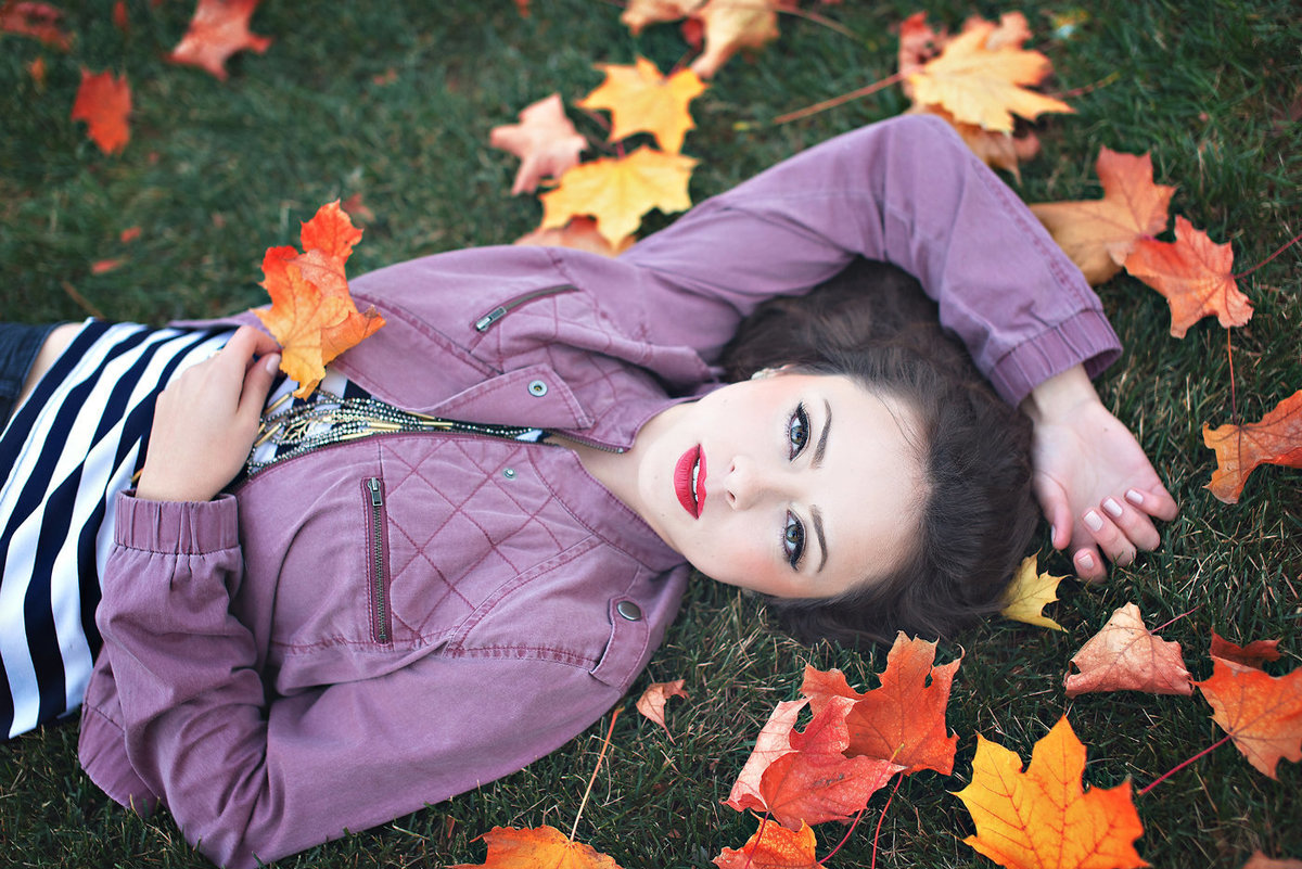 fall_senior_pictures_with_leaves