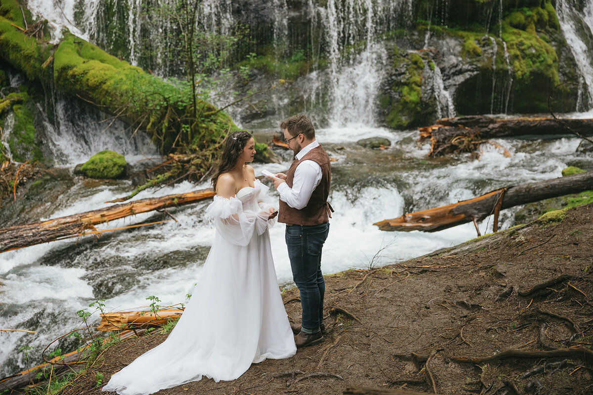 oregon-waterfall-elopement-wind-mountain-ranch-washington-395