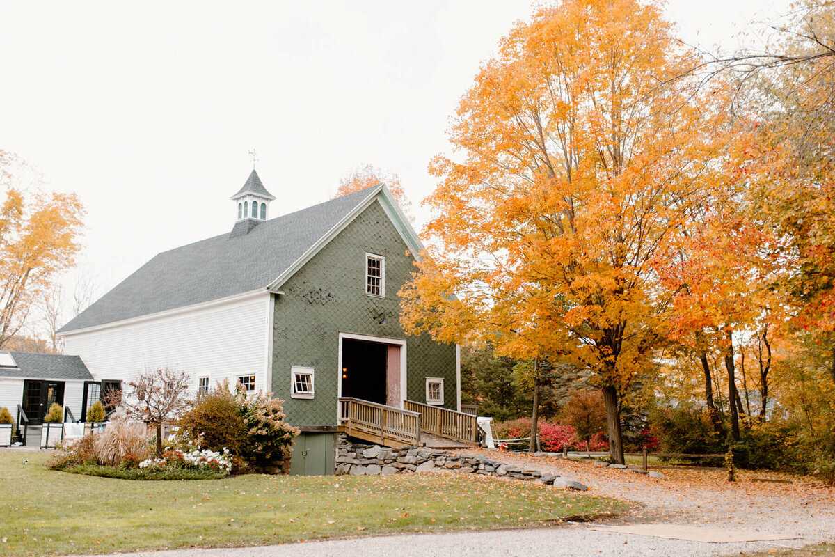 maine-barn-on-walnut-hill-wedding-008