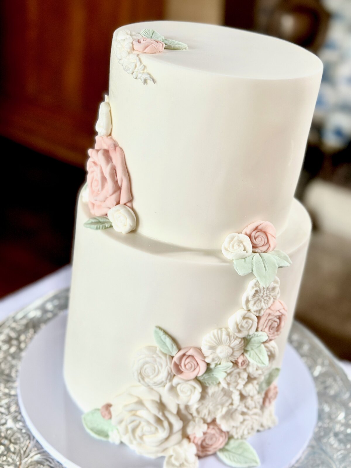 layers-graces-iced-wedding-cake-iced-floral-straight-edge