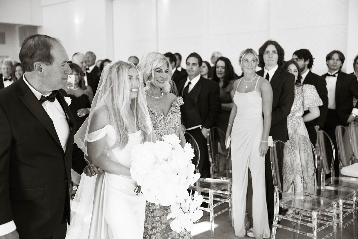 79_bride-aisle-bouquet