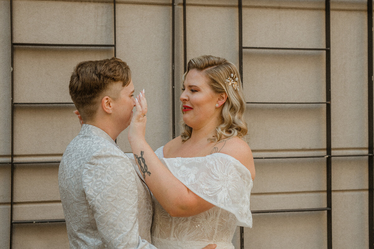 downtown-toronto-lgbt-couple-lgbt-wedding-gardiner-museum-073