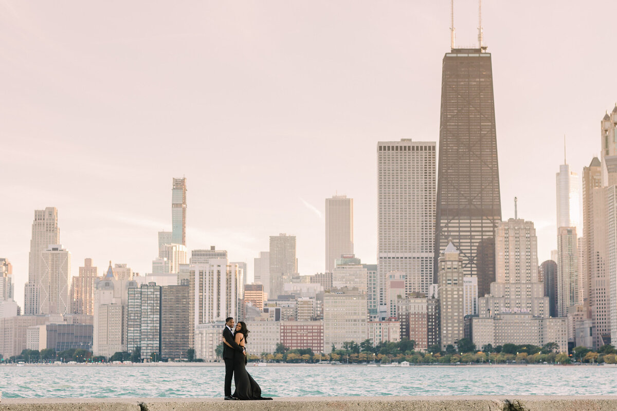A beautiful engagement photo featuring the Chicago skyline