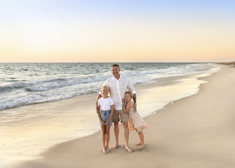 FAMILY_DADWITHDAUGHTERSATBEACH