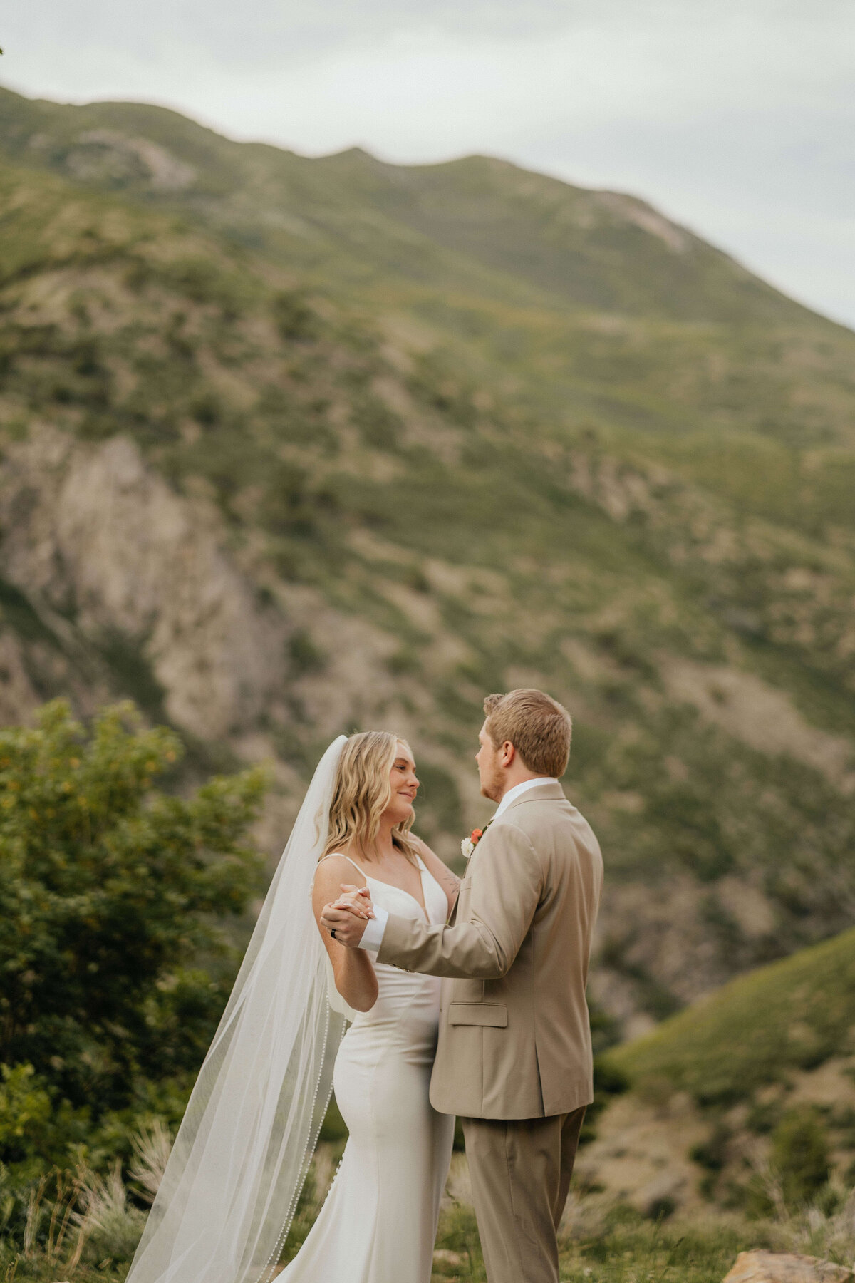 outdoor-summer-mountain-wedding-utah-jmay-photo