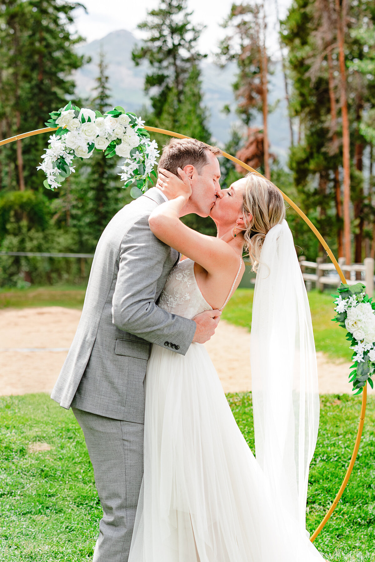 colorado-outdoor-wedding-ceremony-spring-flowers