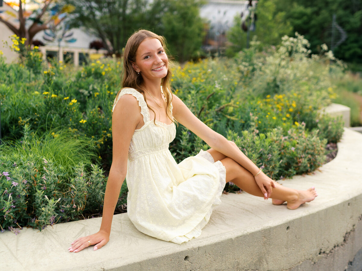 senior-photos-at-lauritzen-gardens-smiling