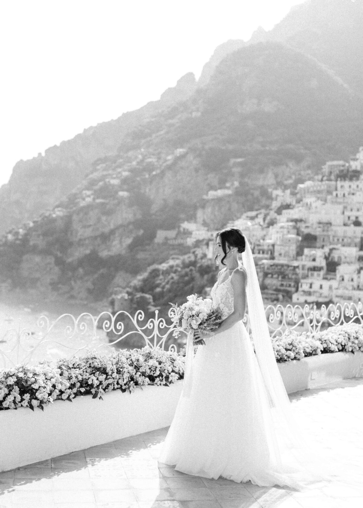chloe-winstanley-italian-wedding-positano-provinos-bride-black-white