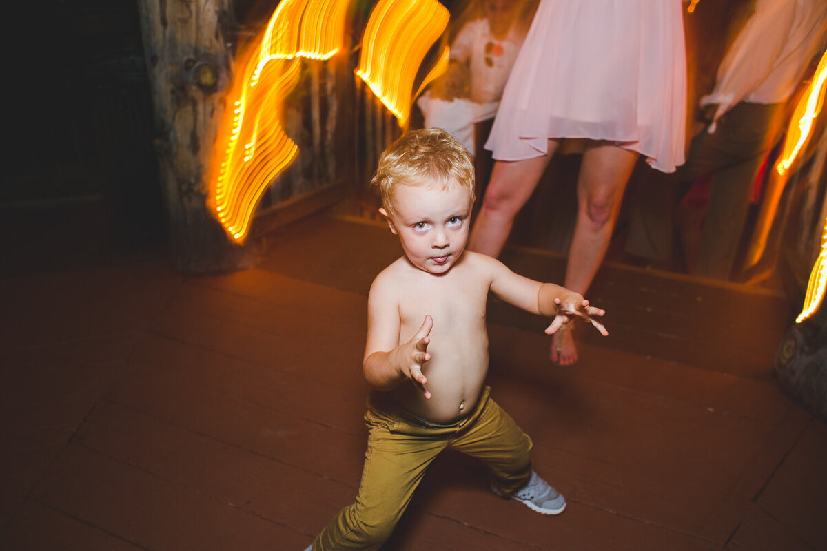 aaron-kes-photography-amazing-dancing-kid-wedding-reception2