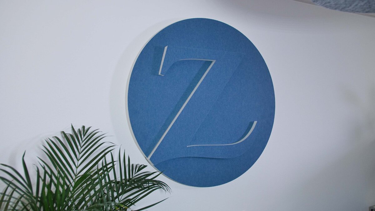 Zurich-Logo im Versicherungsbüro Gabler.