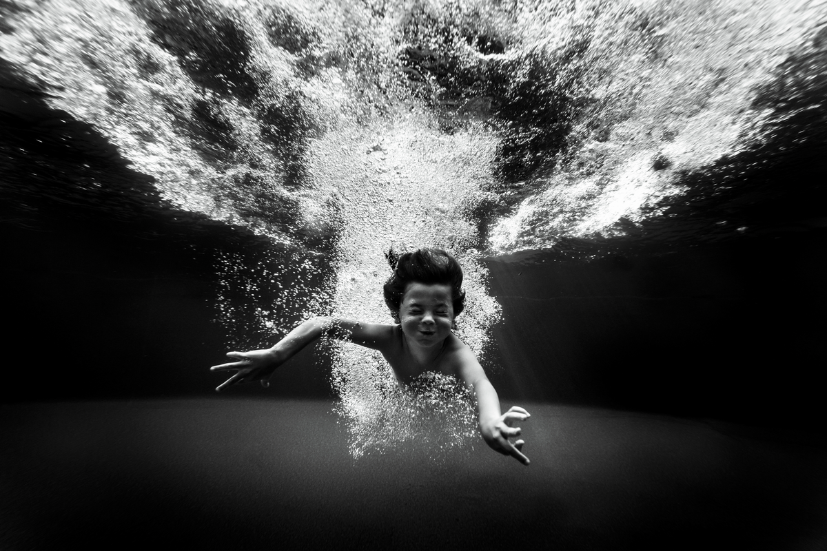 underwater photographer, columbus, ga, atlanta, pool, boy with bubbles, swimming, ker-fox photography 5