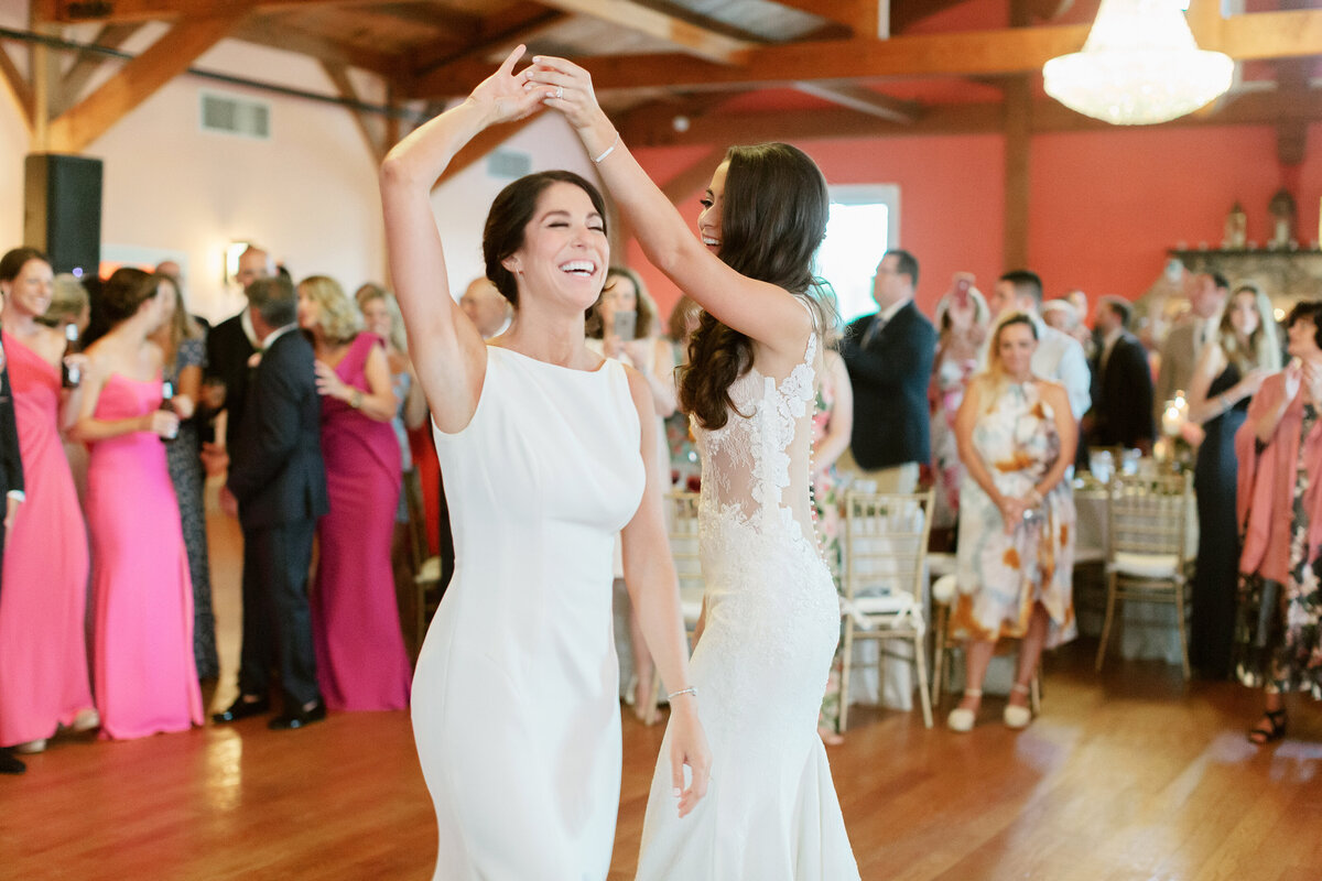 Ashley&Katie-WillowCreekWinery-EmilyWrenPhotography-105