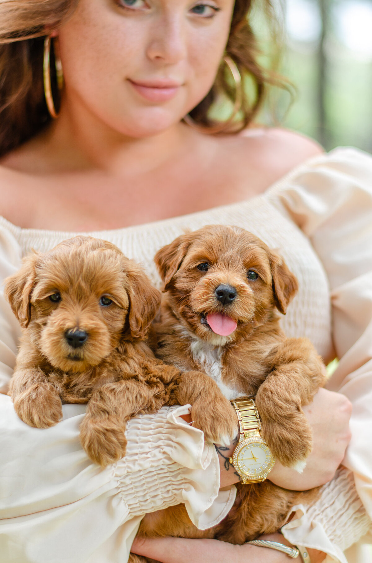 twee honden en vrouw