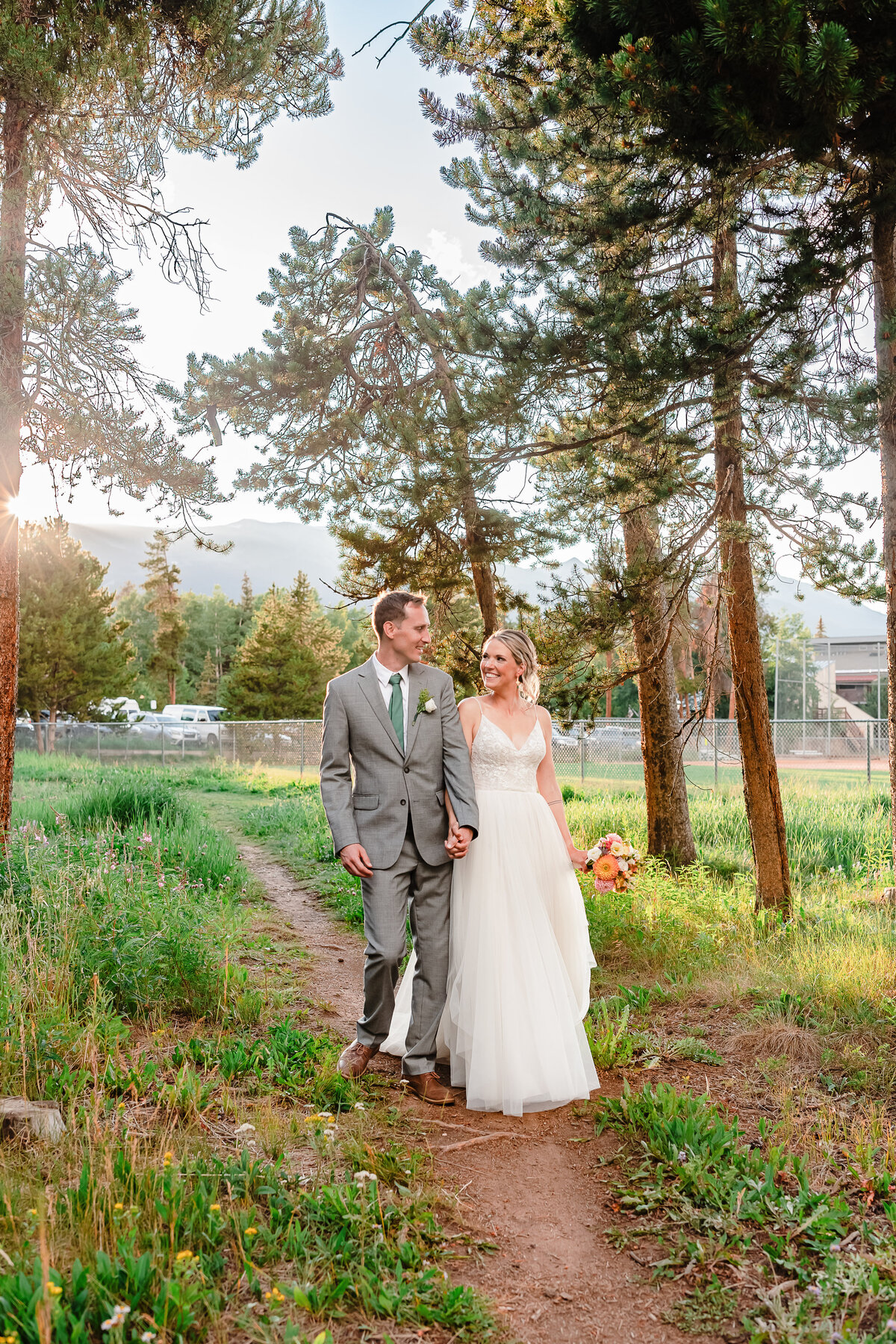 traveling-photographer-mountains-wedding-intimate-ceremony