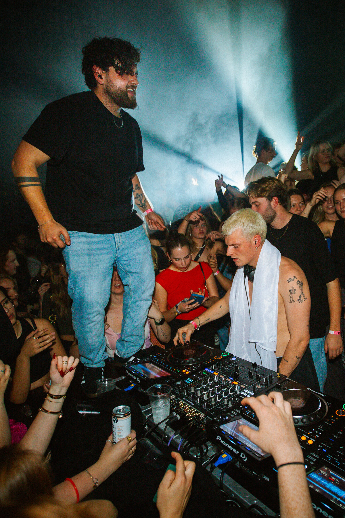 Bo Eppink captures a dynamic moment as Sam Hofman interacts with the crowd during his electrifying set.