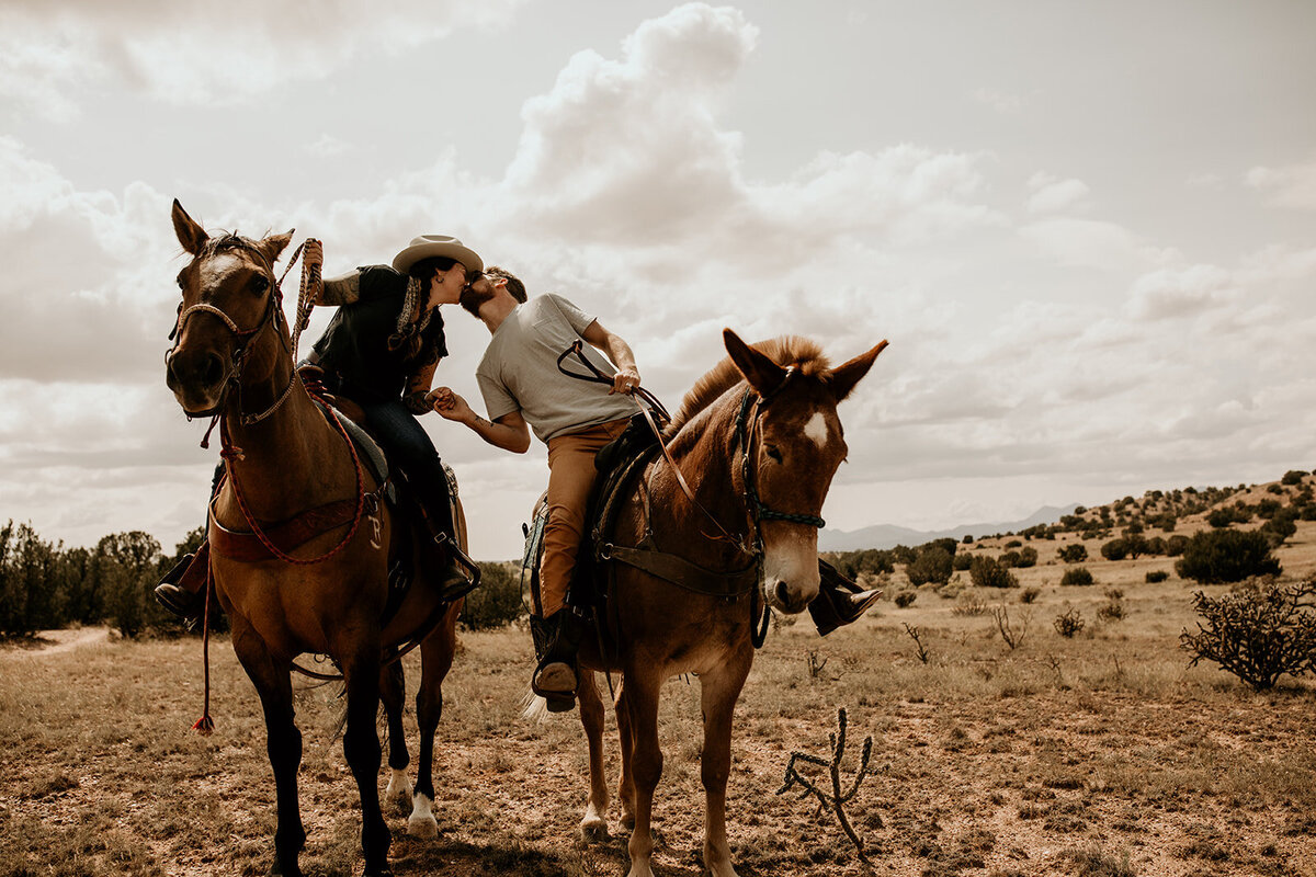 santa-fe-new-mexico-horseback-riding-engagement-photos (6)