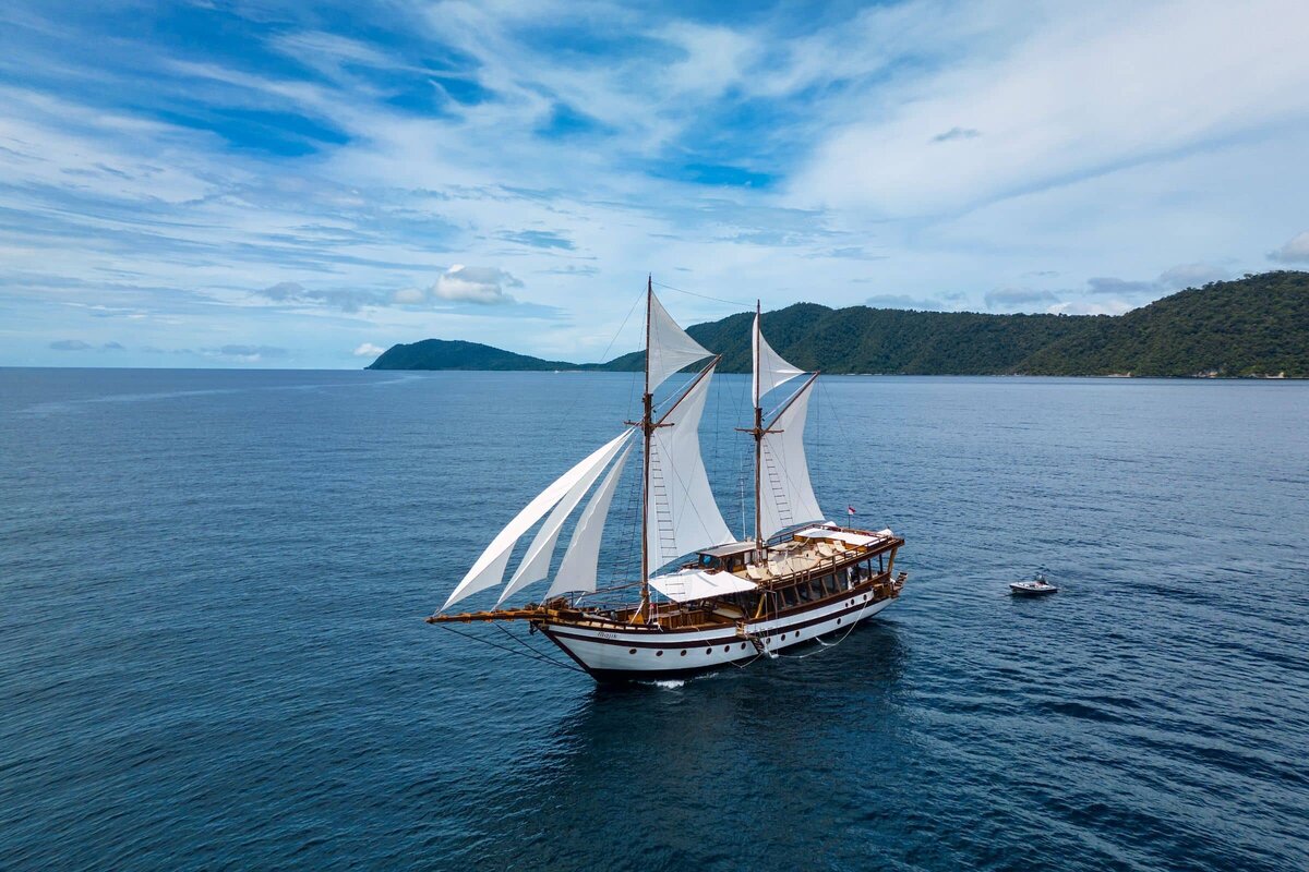Luxury Yacht Charter Raja Ampat Majik Cruise (3)