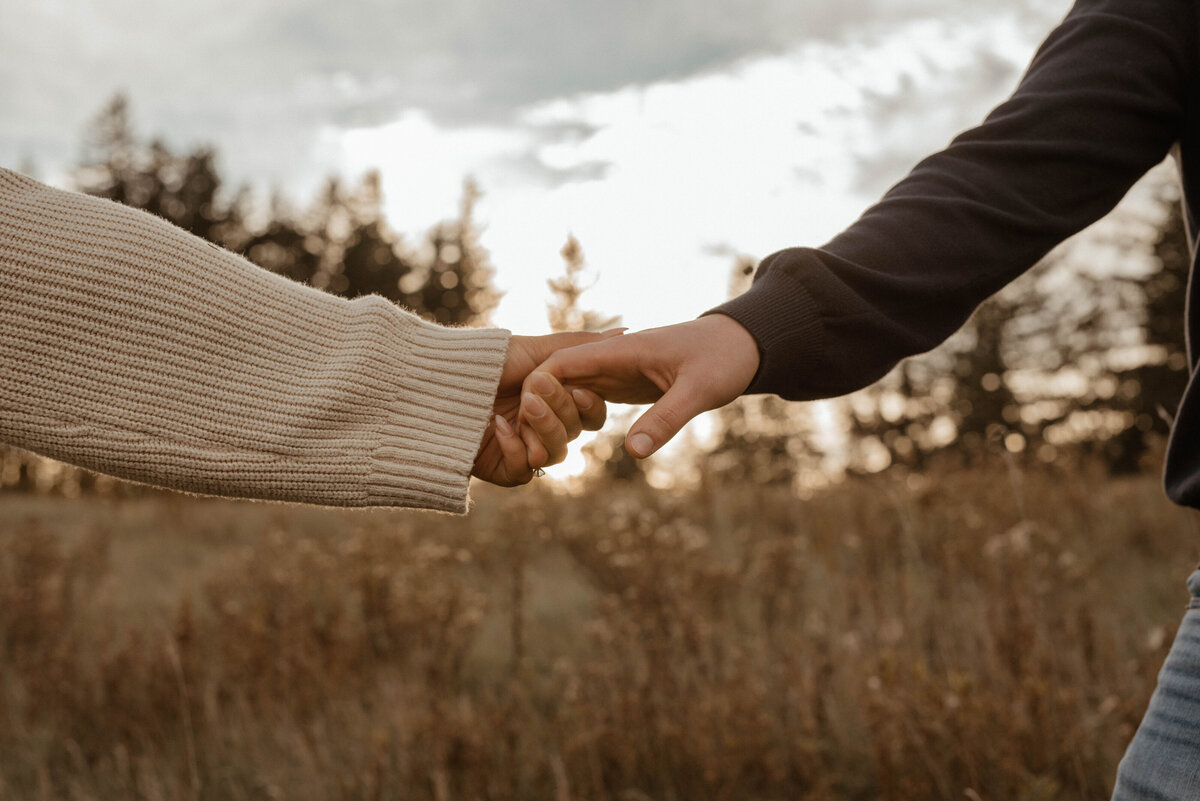 engagement-couple-session-intimate-outdoots-adventurous-scotsdale-farm31