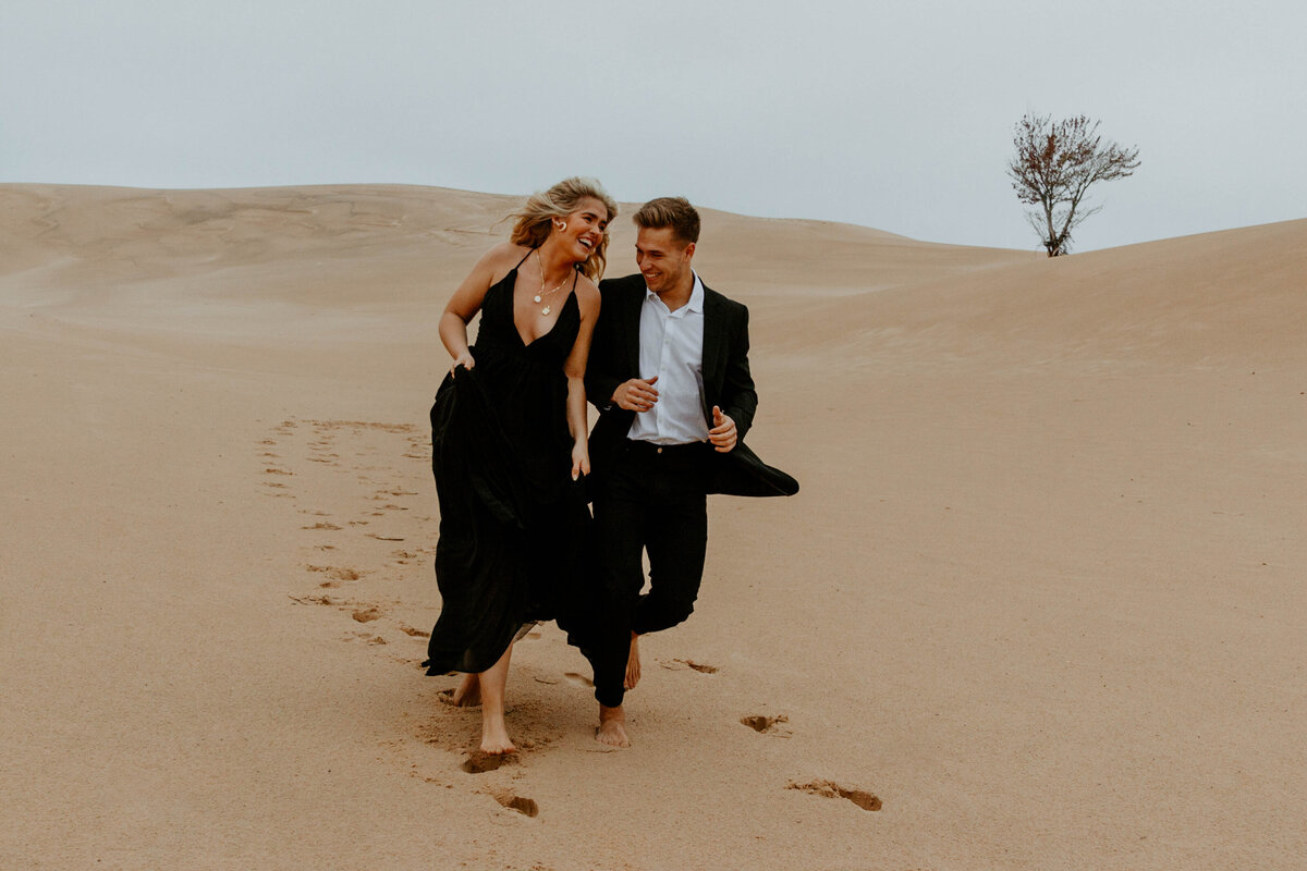 silver-lake-sand-dunes-elegant-engagement-style-michigan-wedding-photographer-alisciamariephotography-7432