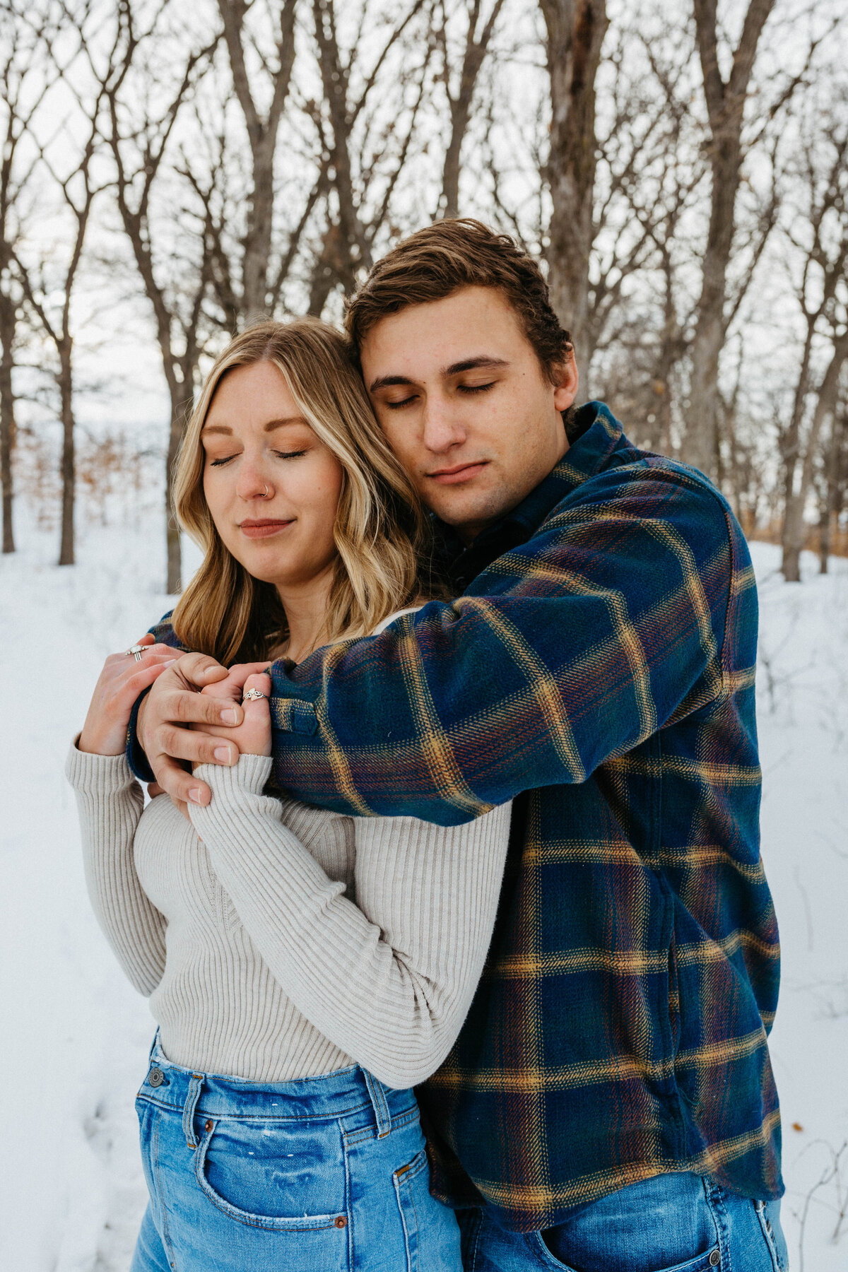 guy-hugging-girl-in-snow