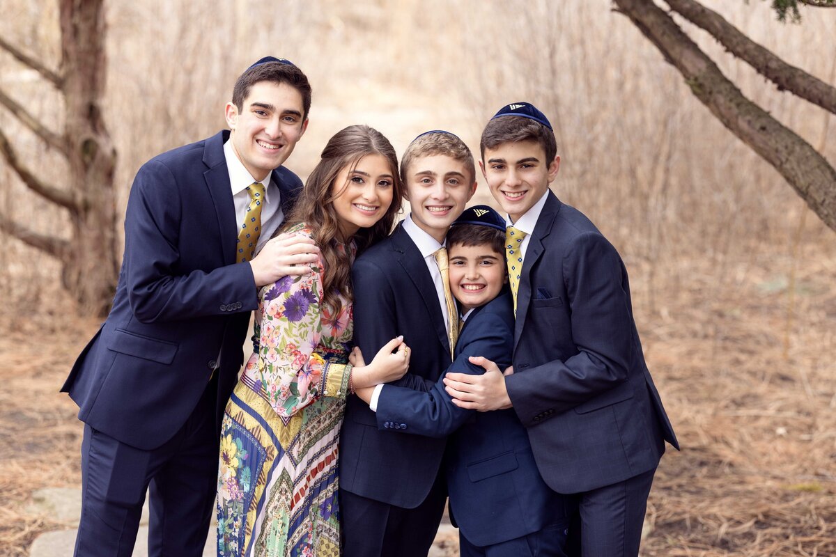 siblings-love-hug