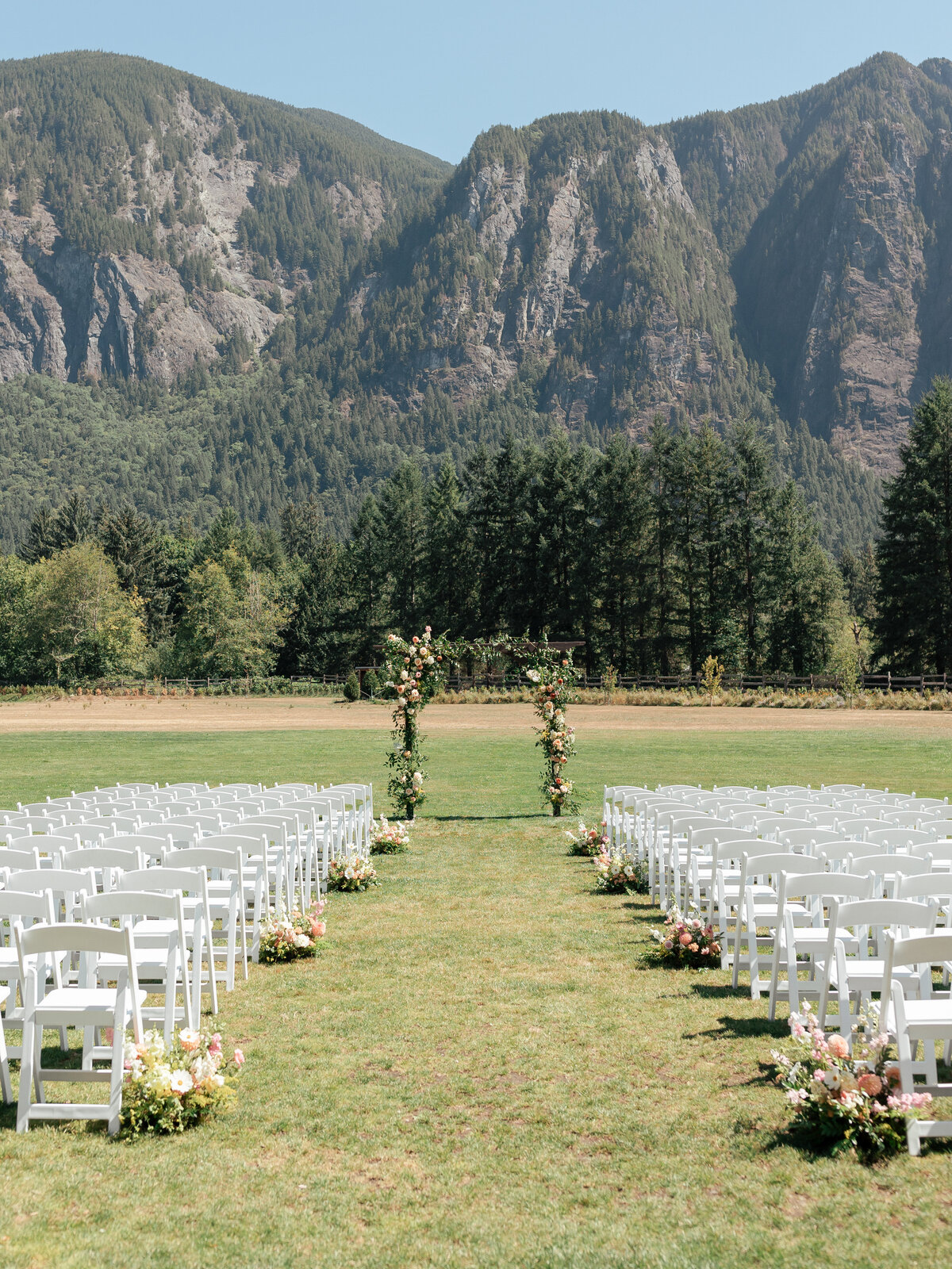 outdoor-ceremony-meadow-flora-pacifica-wedding