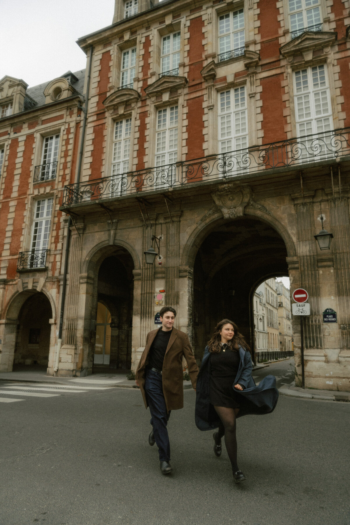 snowy-couples-photoshoot-place-des-voges-paris-24