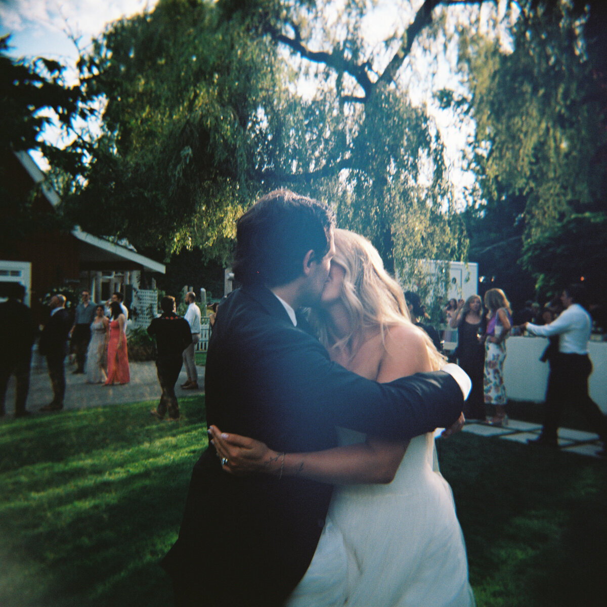 MeghanHemstra-Colourful-Vancouver-Garden-Wedding-158