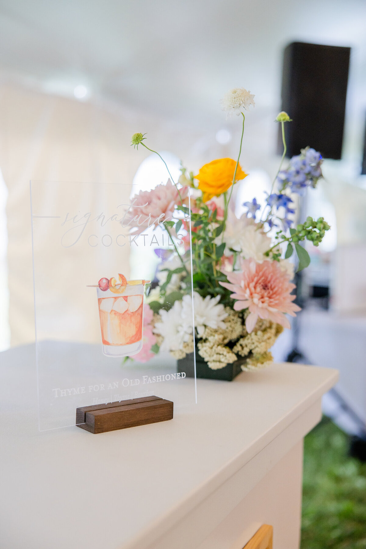 phelps-hathaway-house-wedding-bar-flowers