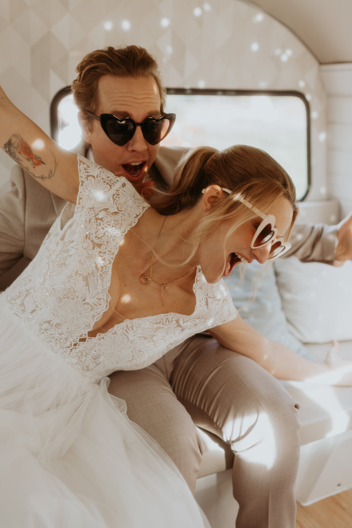 Hochzeitspaar mit Sonnenbrillen in der Grube Ferdinand in Neuwied