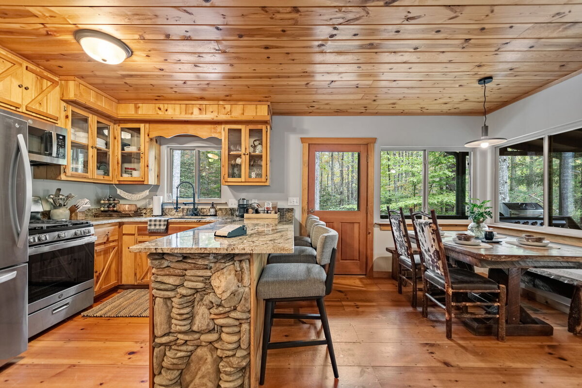 32Shady-Grove-Cabin-Blue-Ridge-GA_1455_Kitchen Dining