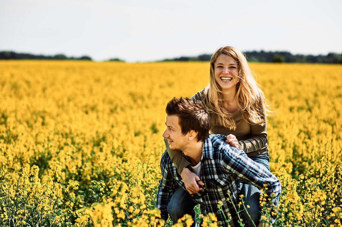 023-Outdoor-Foto-Session-Huckepack-im-Rapsfeld