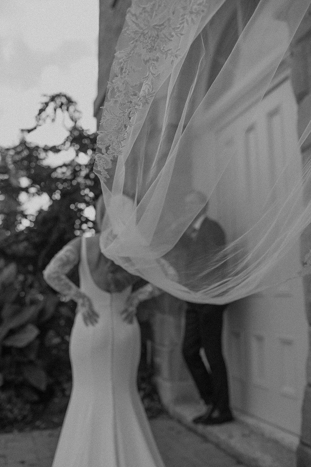 f-niagara-on-the-lake-124-on-queen-cool--romantic-wedding-couples-session-23