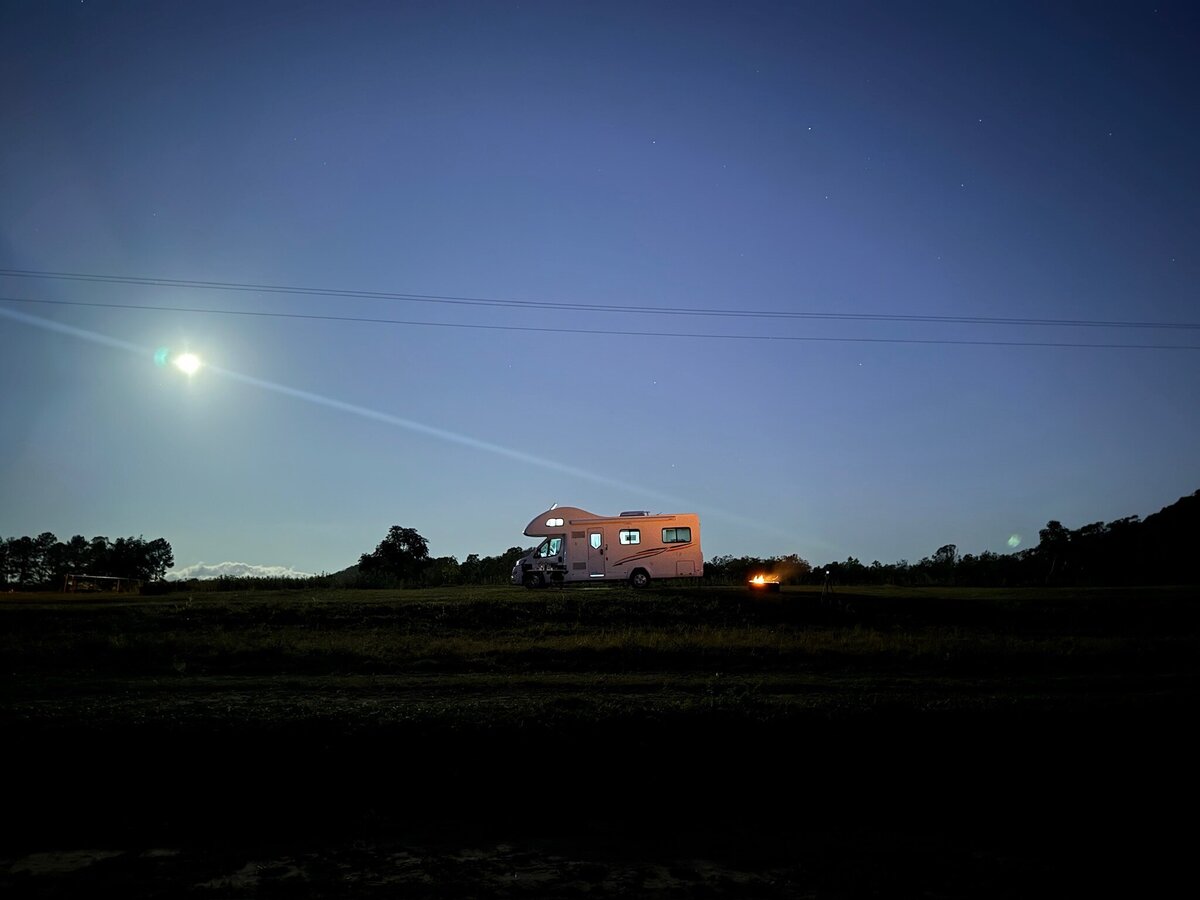 Exterior 8 - Cruisin Motorhomes