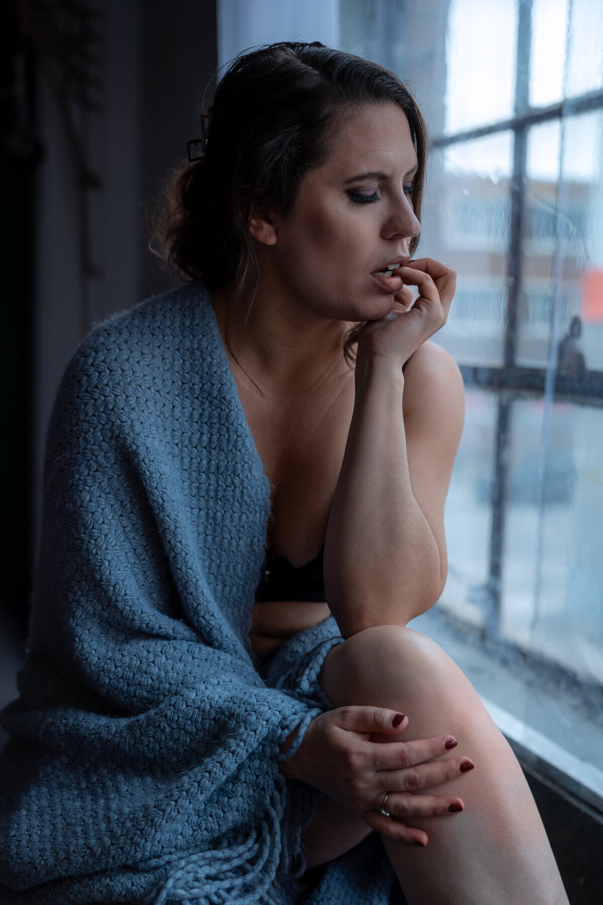 Femme à moitié vêtue à la fenêtre Boudoir
