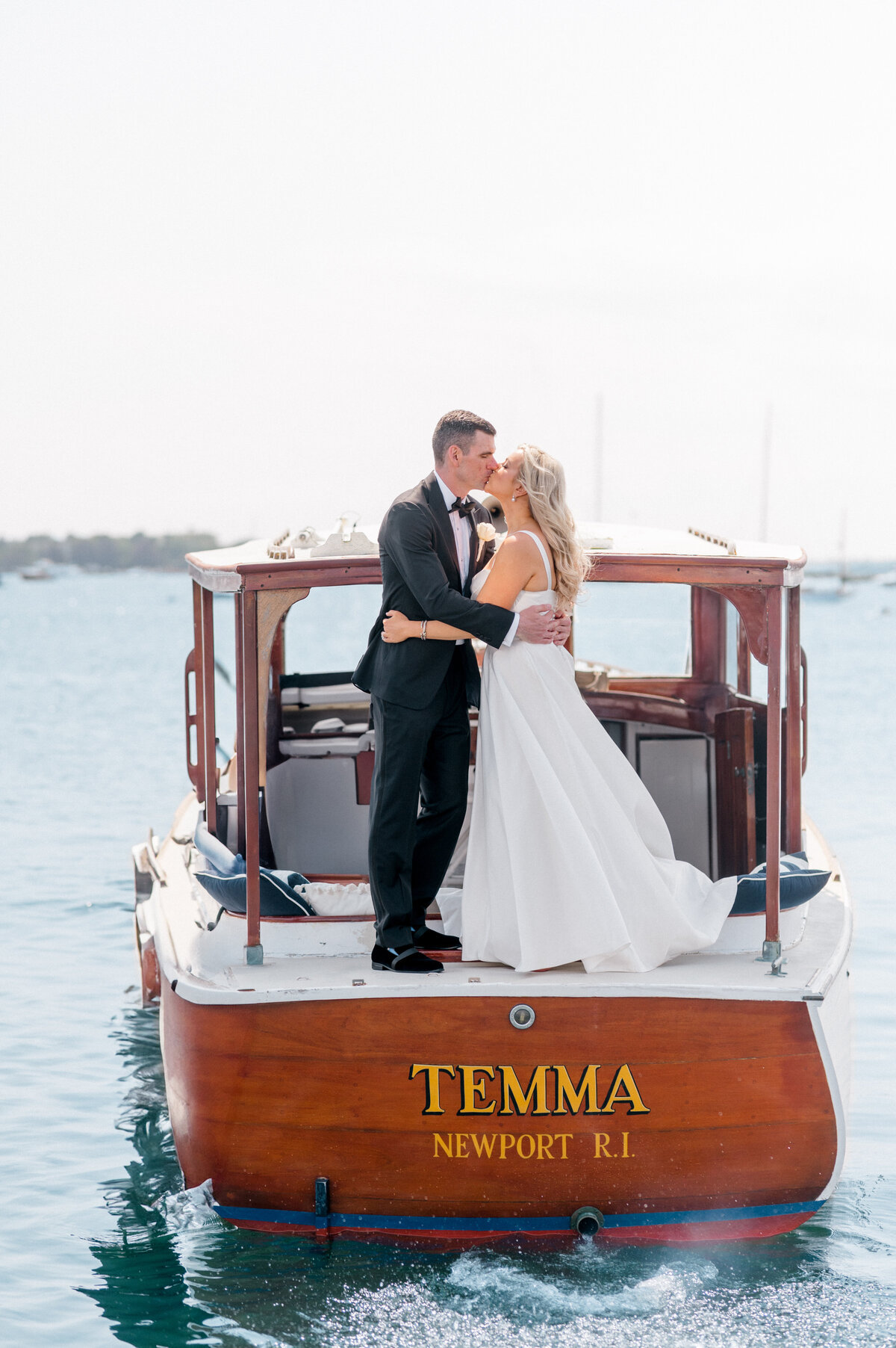 Newport-Rhode-Island-Wedding-Boat-Kiss