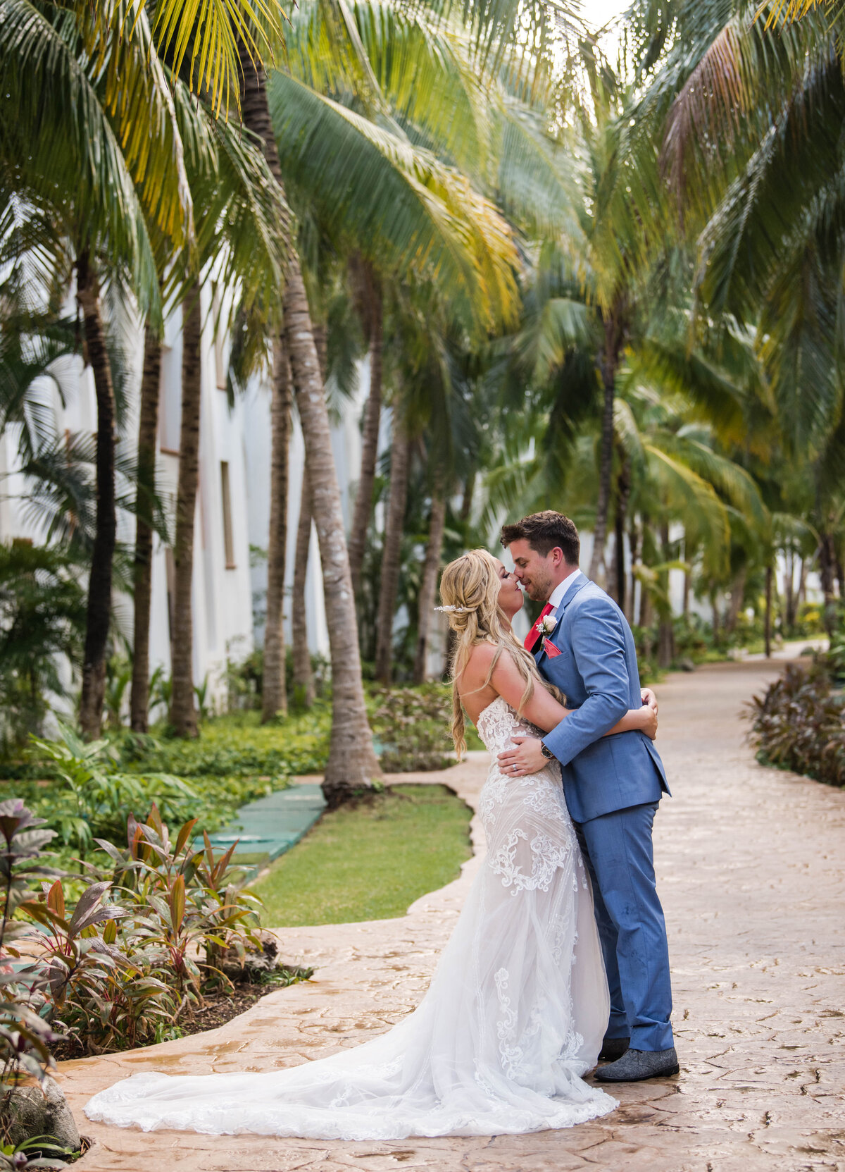 a couple kisses in the RIviera Maya