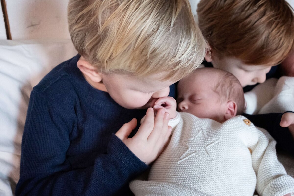 Kraamreportage met grote broer - Irene Maris Fotografie Tilburg