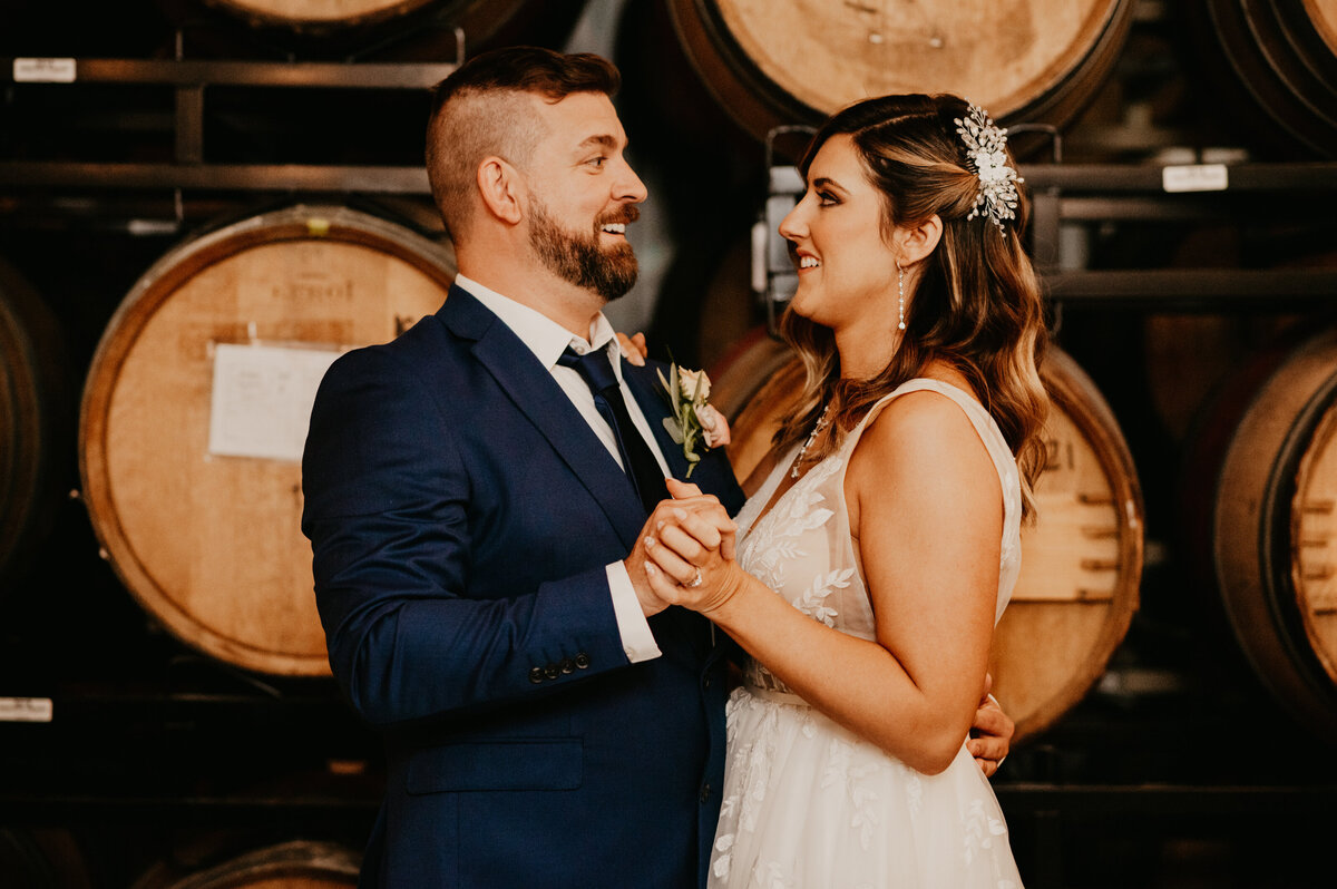 mariah-lacy-photo-green-bench-elope-in-tampa-chantilly-chic-planners-12