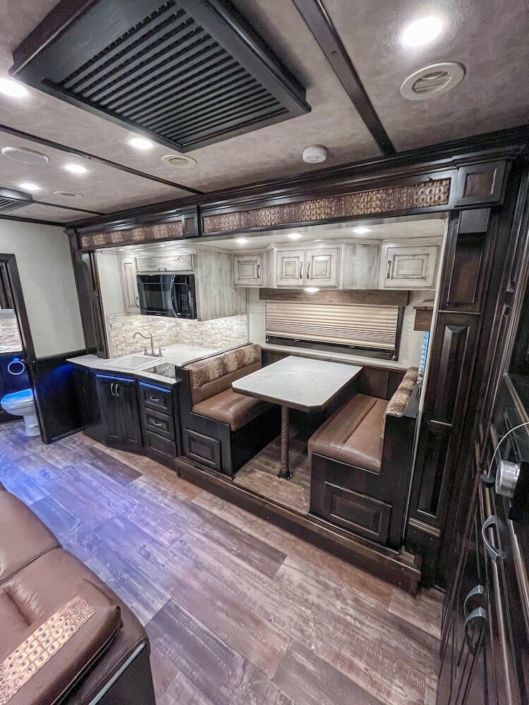 luxury-living-quarter-horse-trailers-trail-boss-conversions-kitchens-3