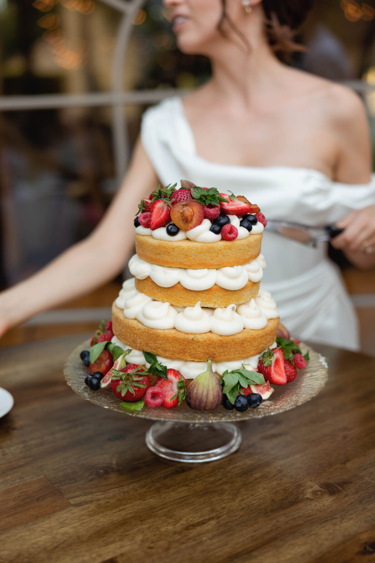 Wedding cake moment captured by st petersburg fl wedding photographer

