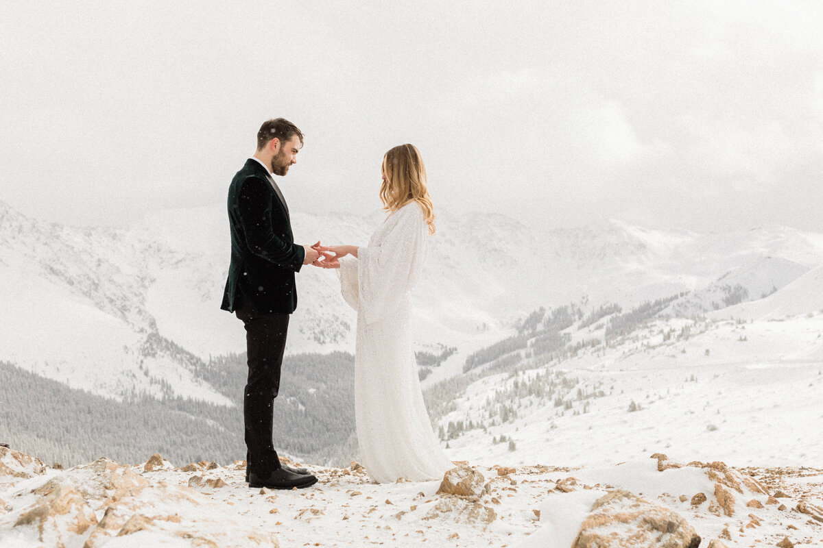 Colorado_Loveland_Pass_Winter_Elopement_By_Diana_Coulter-25