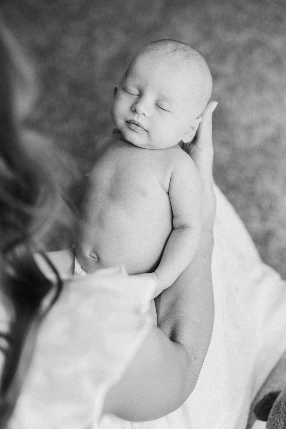 black-and-white-of-newborn