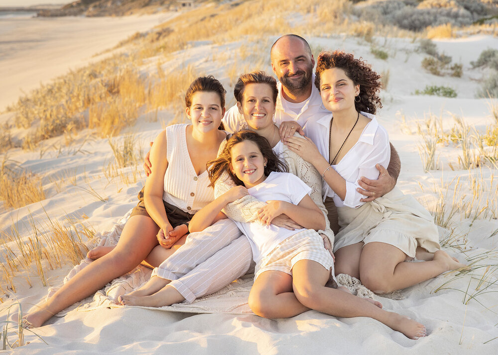 FAMILY_CUDDLINGATTHEBEACHSUNSET