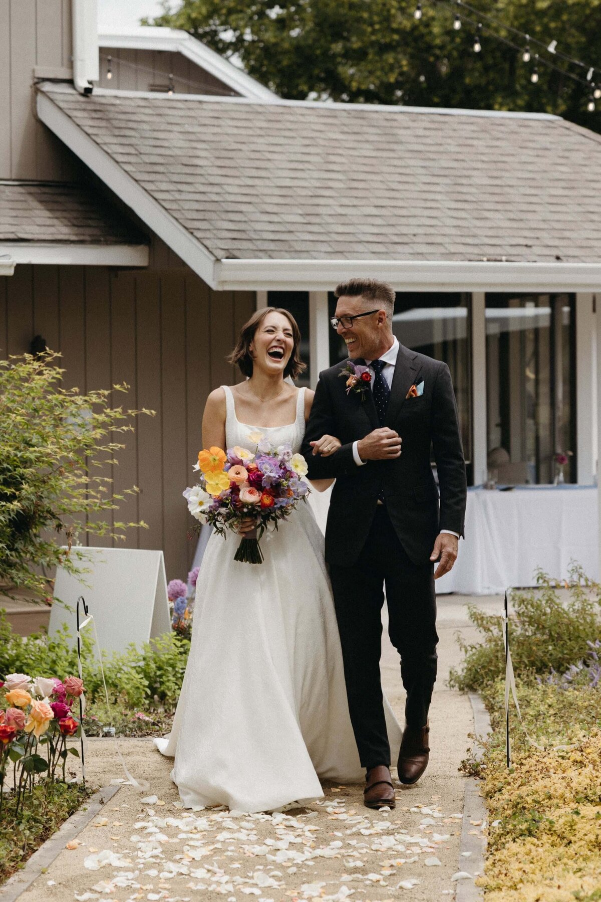 bride-with-bouquet-aisle