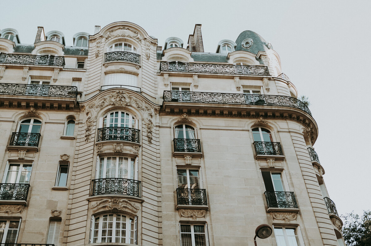 Close-up van gebouw in Parijs.