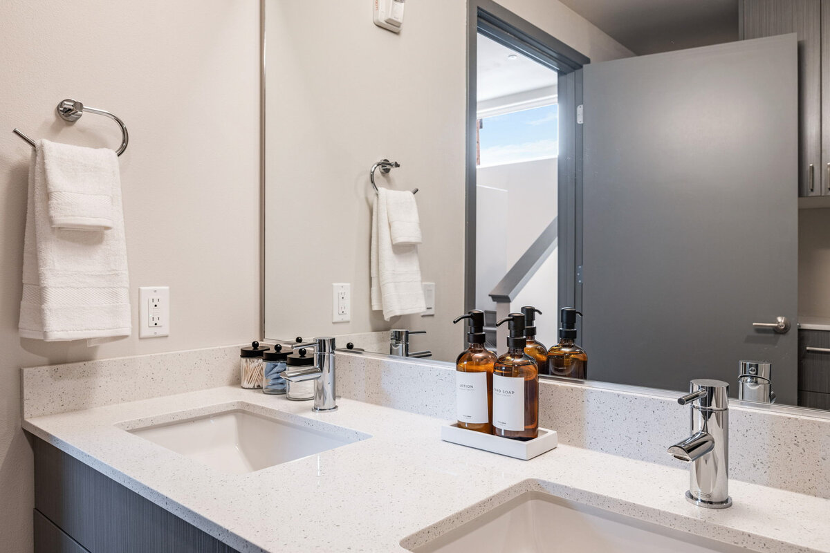 215 Queen Anne Ave N_0034