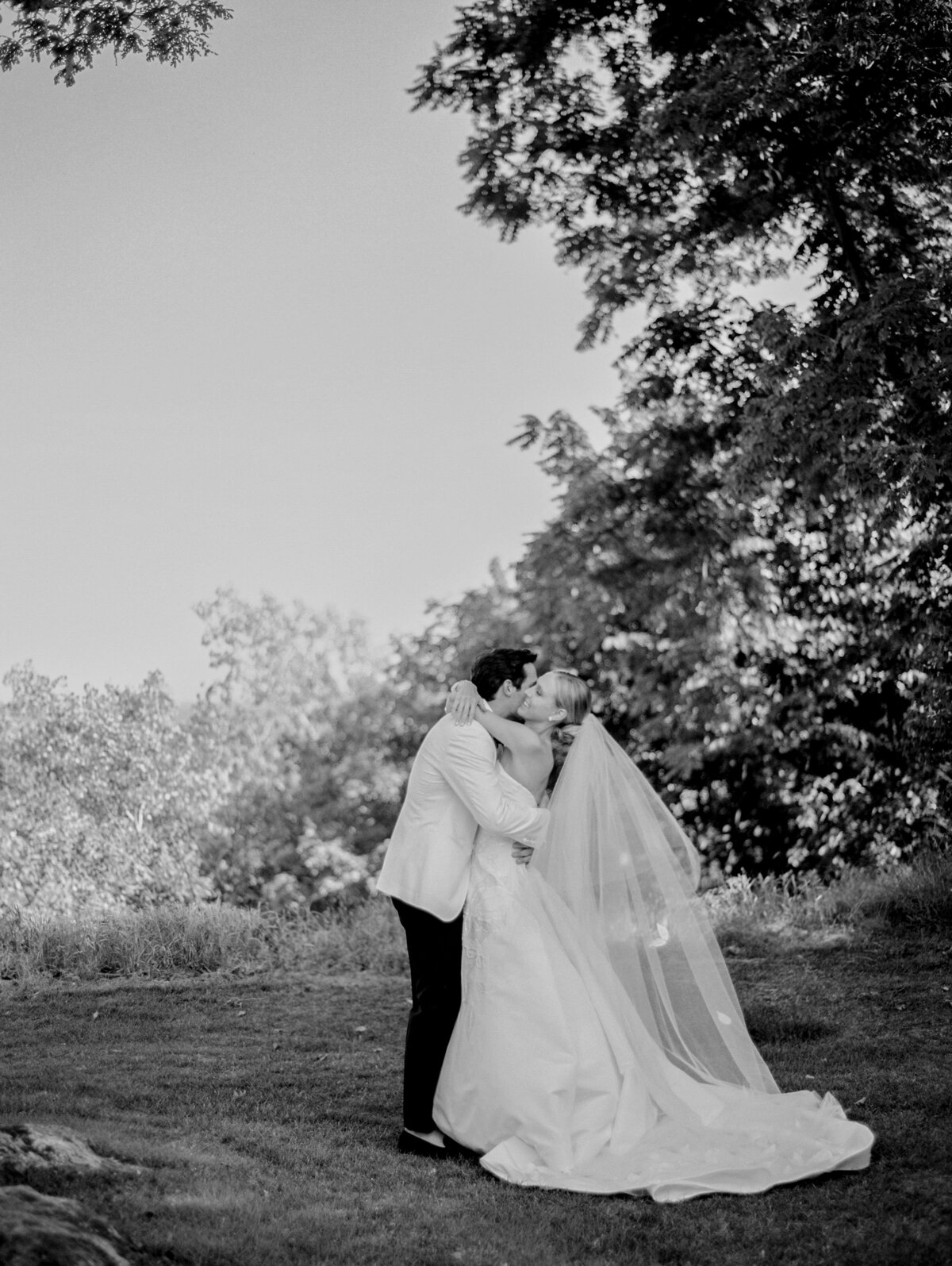 shoreacres-lake-bluff-tent-wedding-by-olivialeigh-25